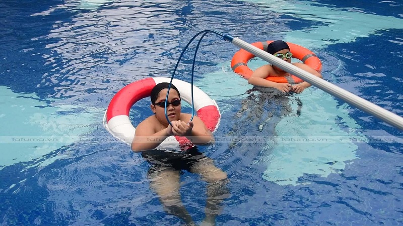 Ứng dụng móc cứu hộ bể bơi