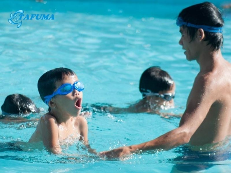 Cho trẻ học bơi là điều quan trọng