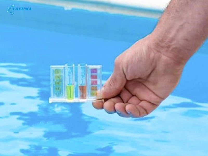 Kiểm tra nồng độ hóa chất có trong bể bơi