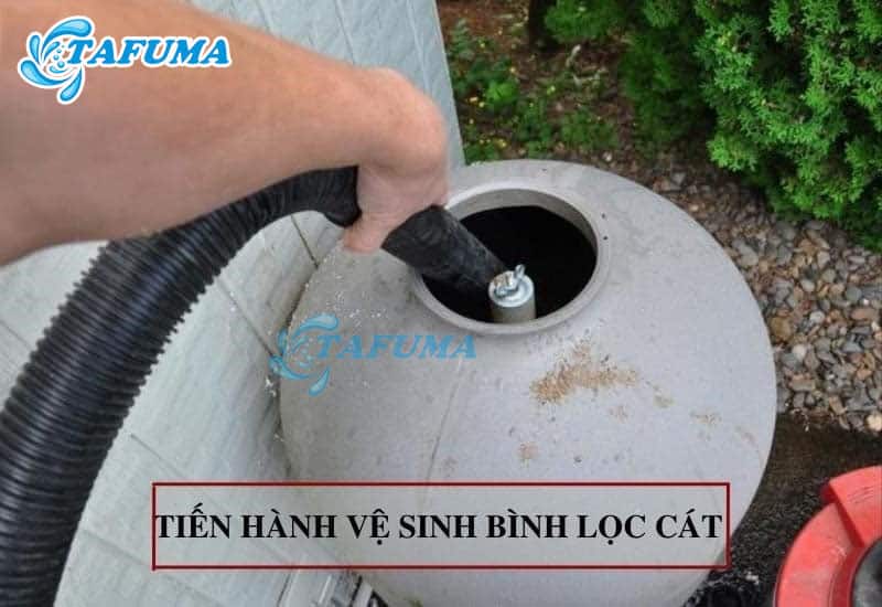 Tiến hành vệ sinh bình lọc sau khi lấy cát ra