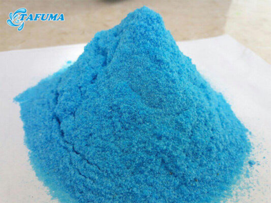 Chuẩn bị hóa chất CuSO4 để xử lý nước của bể bơi