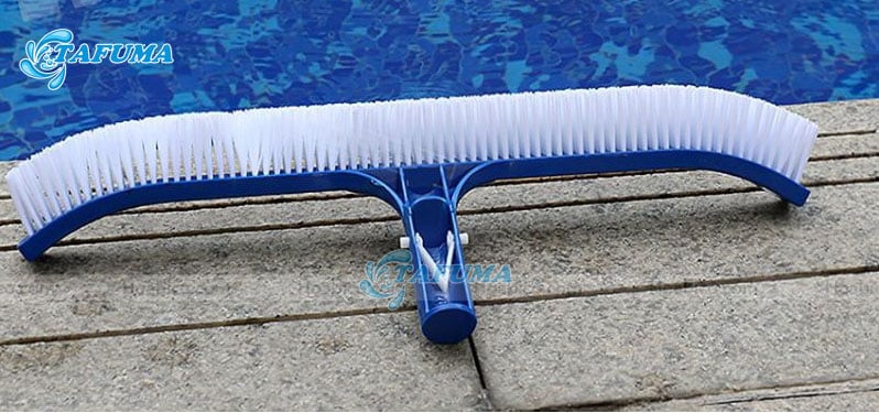 Chổi cọ vệ sinh bể bơi được nhiều người sử dụng