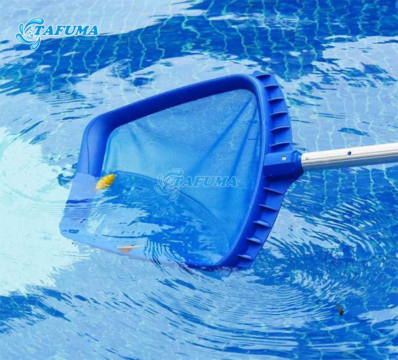 Dùng vợt vớt rác để làm sạch bể bơi