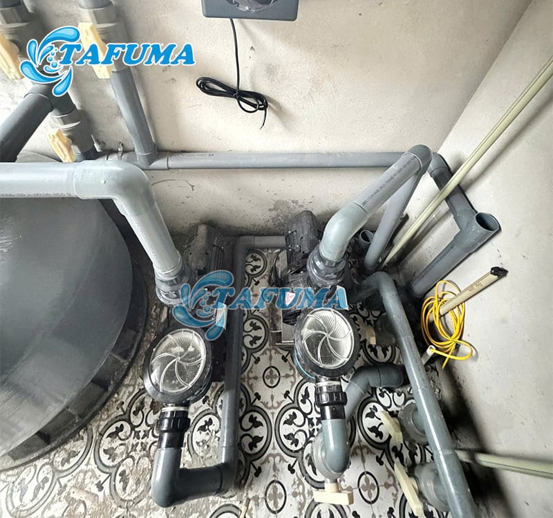 Máy bơm hồ bơi giúp cung cấp nước cho hệ thống lọc của bể bơi
