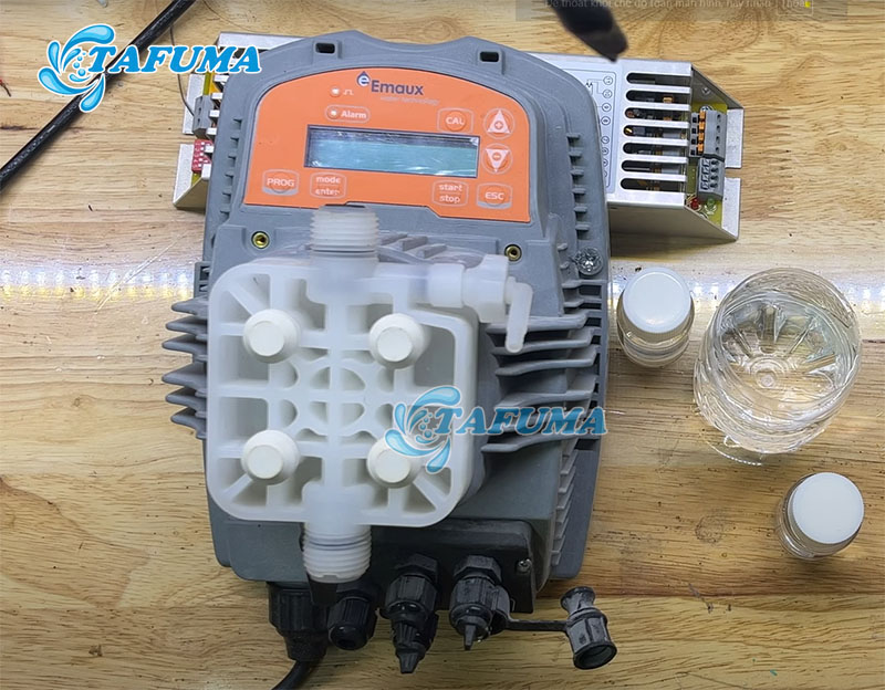 Bơm định lượng CTRL kiểm soát và định lượng hóa chất vào bể