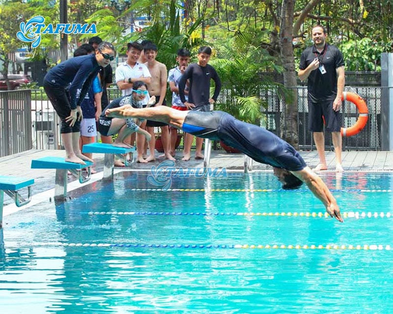 Bục xuất phát bể bơi được sử dụng để tập luyện bơi lội