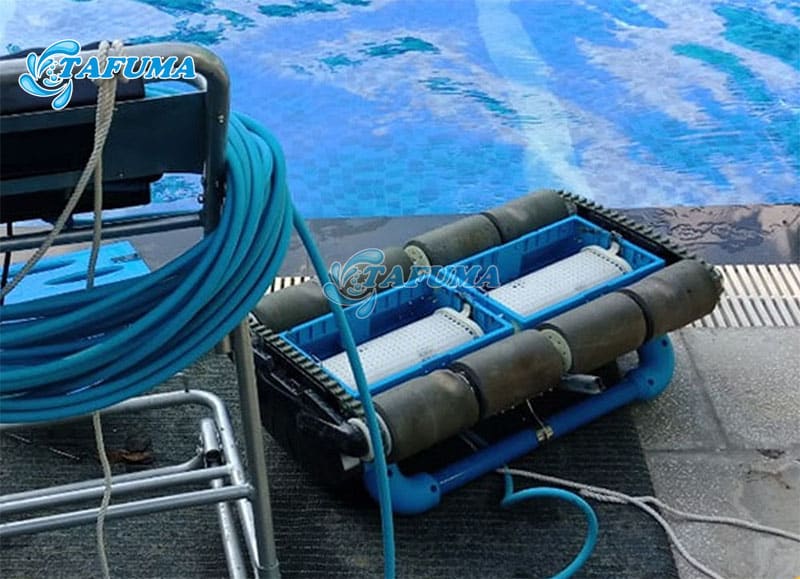 Robot vệ sinh hồ bơi được Tafuma hướng dẫn khách hàng sử dụng