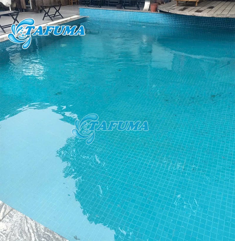 Nước bể bơi sau mưa lớn lẫn nhiều tạp chất