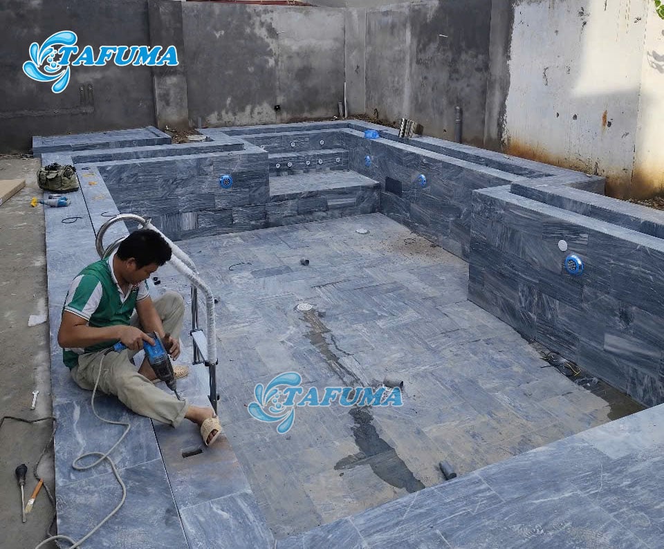 Lắp đèn bể bơi đúng vị trí để đảm bảo độ sáng, độ bền