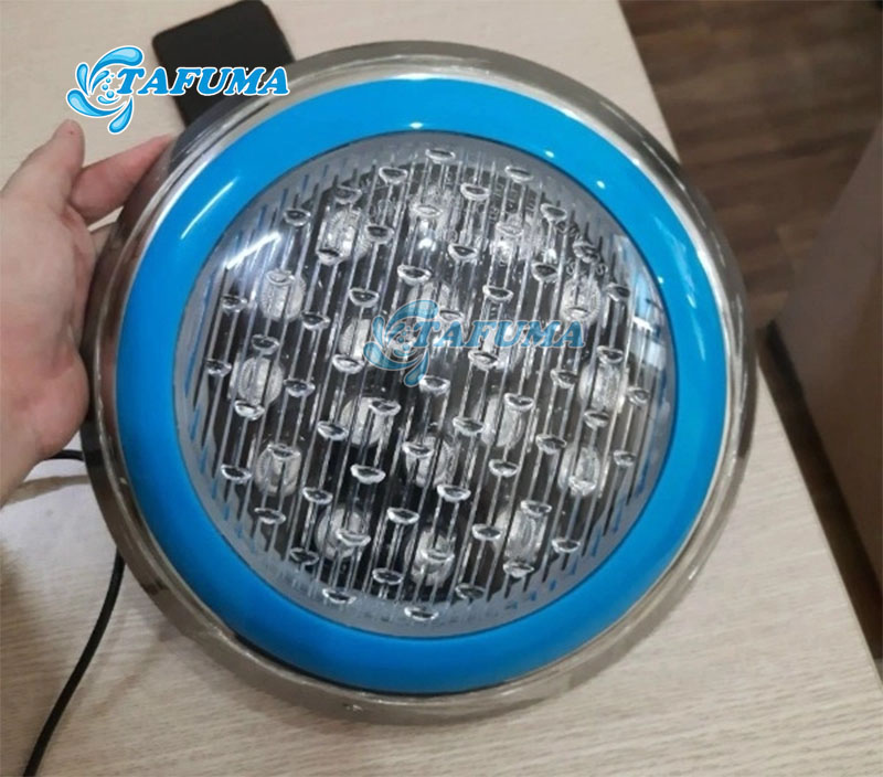 Đèn bể bơi được thiết kế kín đảm bảo hoạt động tốt