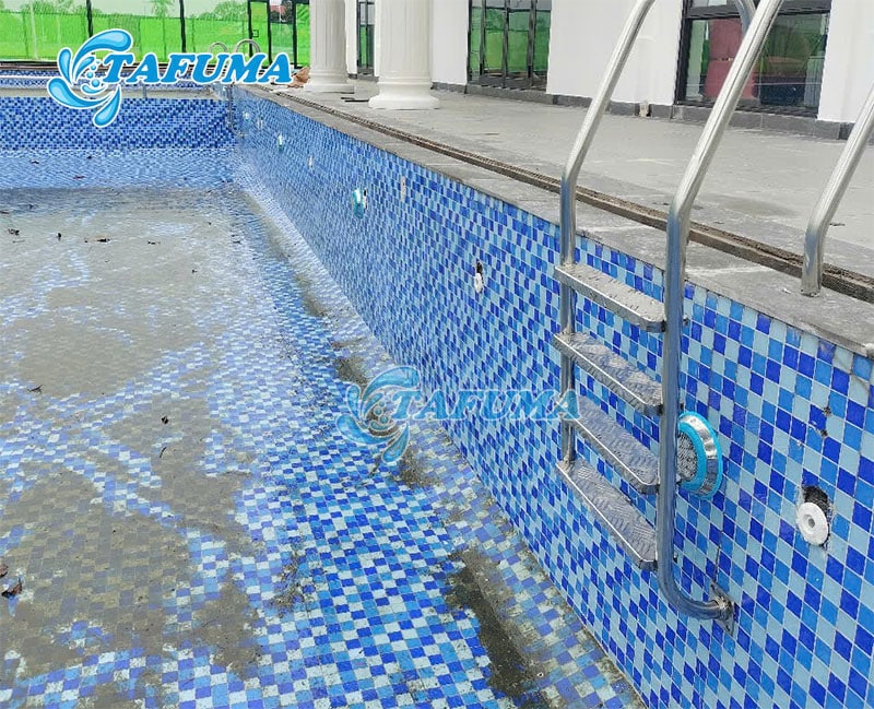 Lắp đèn bể bơi vào đế