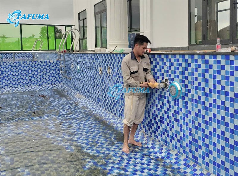 Đèn bể bơi được Tafuma lắp đặt cho khách hàng