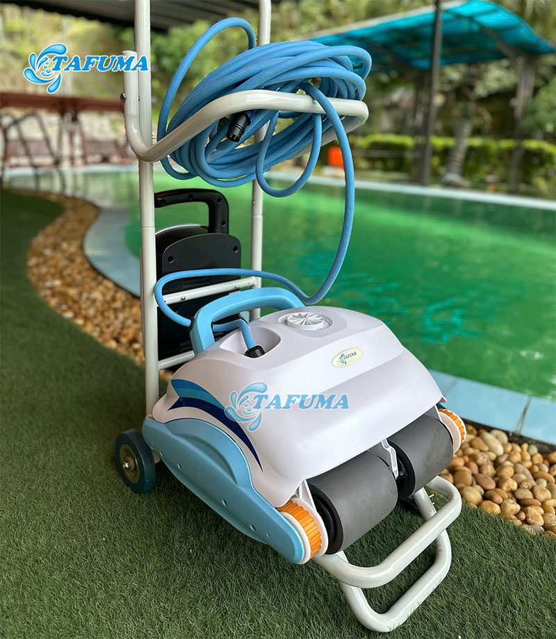 TFC 200N làm sạch hiệu quả các bụi bẩn dưới hồ bơi