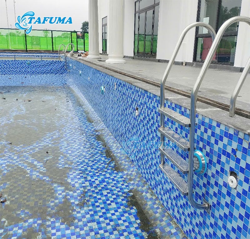Thang bể bơi giúp cho việc lên xuống bể dễ dàng
