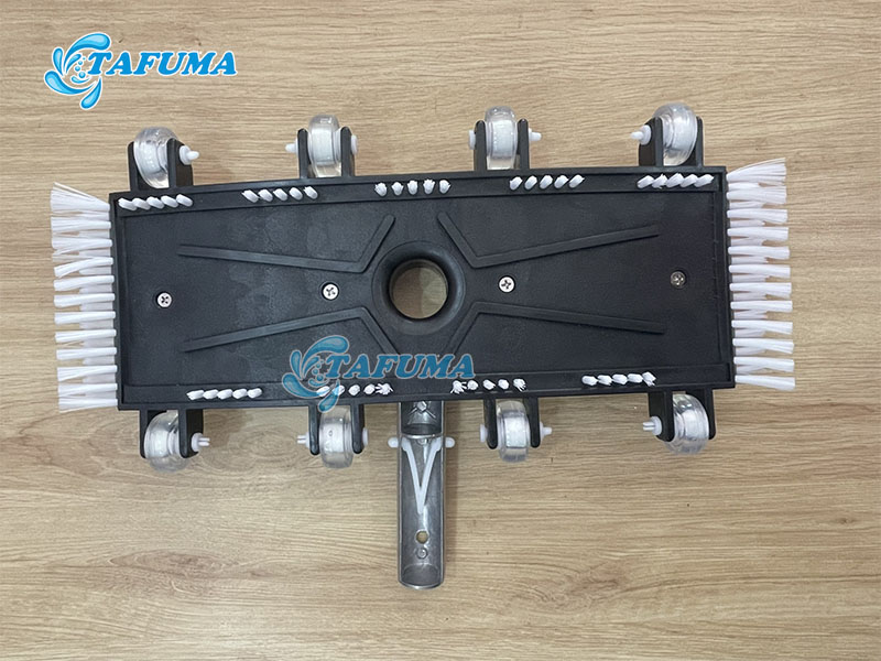 Bàn hút đáy bể bơi tốt sẽ có chất lượng chổi và bánh xe tốt