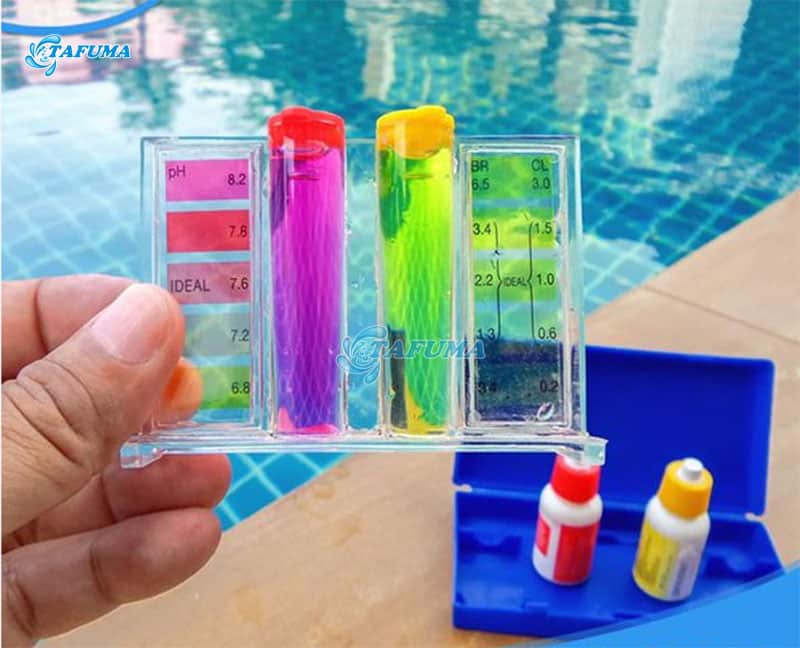 Lấy nước hồ bơi vào các ống nghiệm