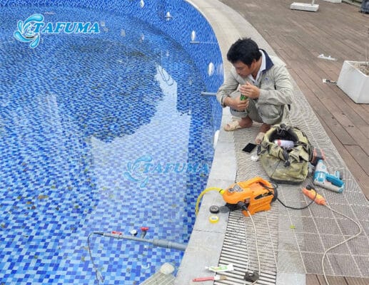 Chuẩn bị đồ lắp đèn hồ bơi