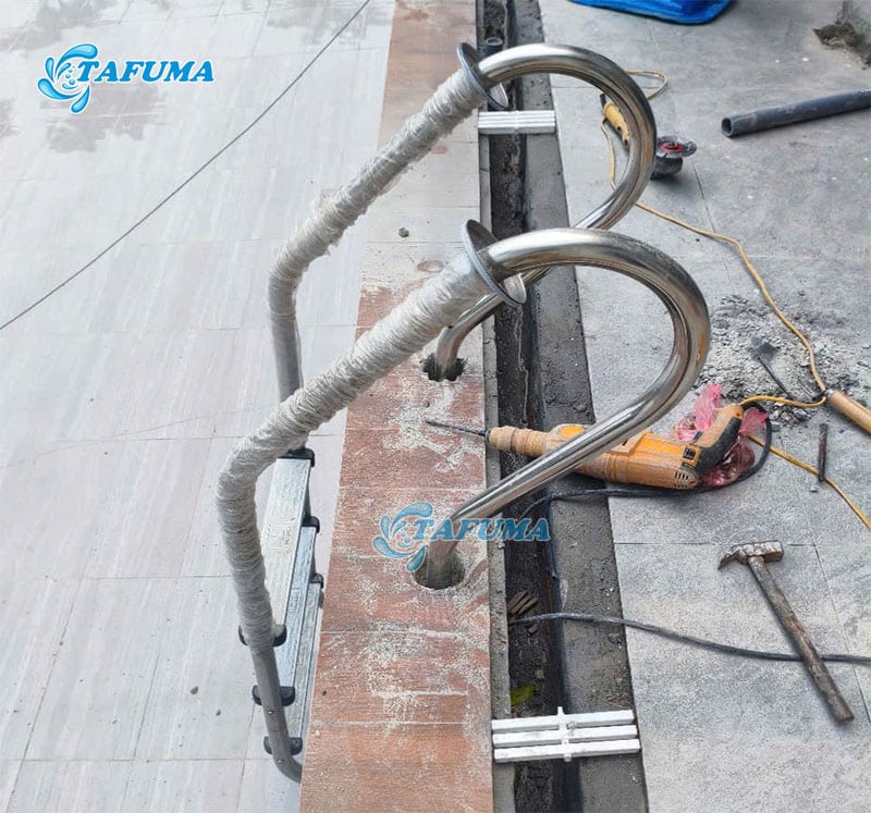 Chuẩn bị dụng cụ để lắp thang hồ bơi