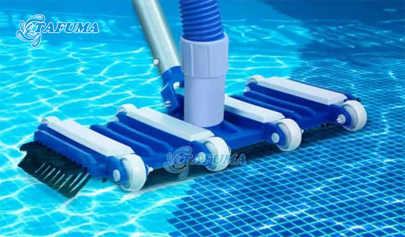 Đặt bàn hút nằm phẳng dưới đáy bể bơi