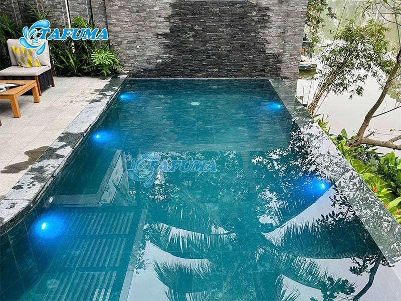 Đèn hồ bơi giúp chiếu sáng và đảm bảo an toàn cho mọi người đi lại xung quanh