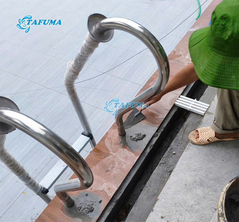 Tafuma lắp đặt thang bể bơi cho khách hàng