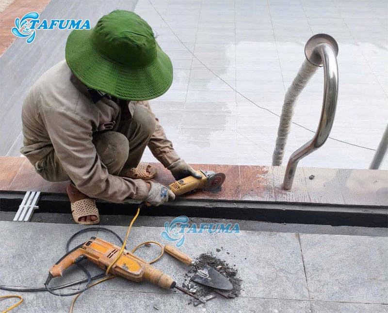 Lắp đặt thang bể bơi