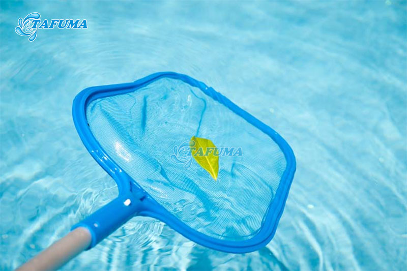 Đưa vợt xuống nước và nhẹ nhàng di chuyển để gom rác