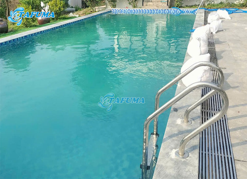 Chọn thang bể bơi có số bậc phù hợp với thiết kế hồ bơi