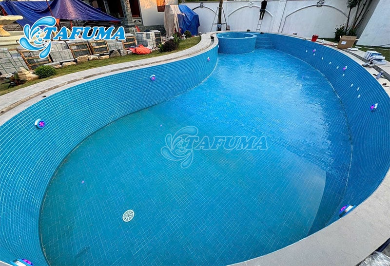 Bố trí đèn cho hồ bơi ngoài trời cho hợp lý