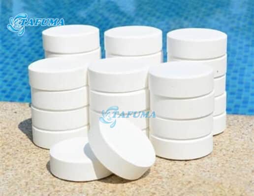 Clo dạng viên được sử dụng để khử trùng bể bơi
