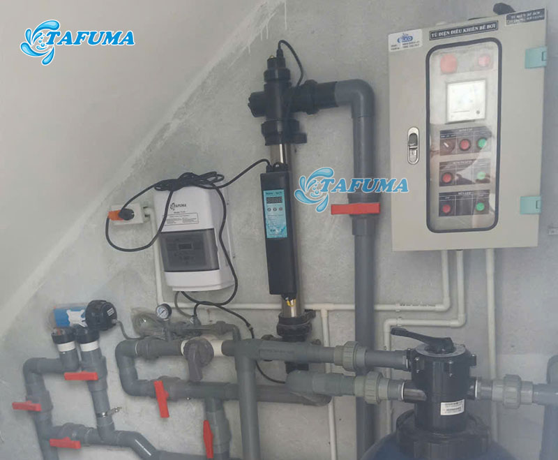 Đèn UV khử trùng bể bơi sử dụng các tia UV-C để phá hủy tế bào vi sinh vật