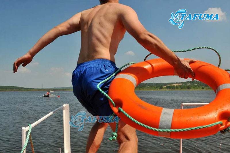 Ném phao cứu hộ cho chuẩn xác, cách người gặp nạn từ 1 - 2m