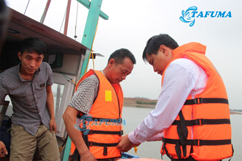 Mặc áo phao cứu hộ đúng cách