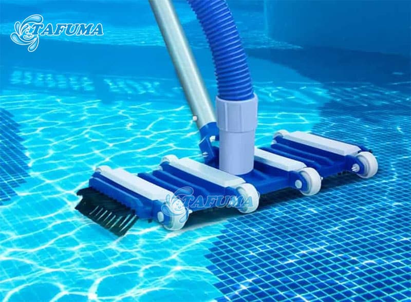 Sử dụng bàn hút nhựa để vệ sinh bể bơi