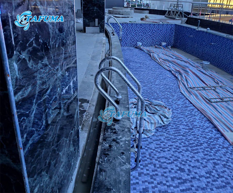 Thang bể bơi giúp cho việc lên xuống hồ được dễ dàng