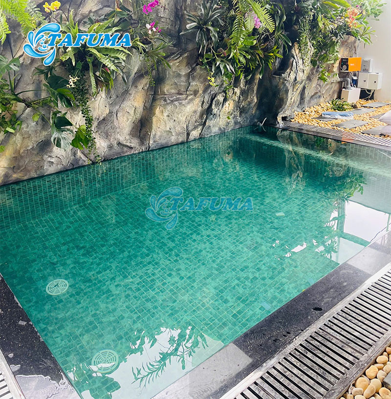 Nước bể bơi trong xanh, giảm thiểu hóa chất xử lý nước