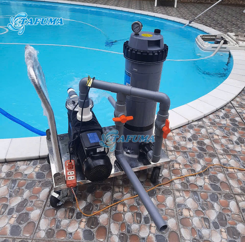 Bộ vệ sinh 3 món gồm: xe đẩy, máy bơm, bình lọc được sử dụng tại hồ bơi khách sạn