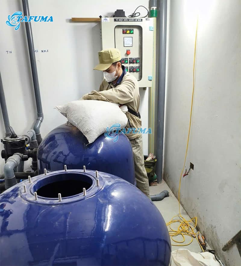 Tafuma tiến hành thay cát, bảo dưỡng cho hệ thống lọc hồ bơi