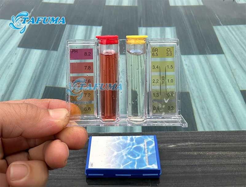 Tiến hành kiểm tra và cân bằng hóa chất để đảm bảo nước bể bơi an toàn với thang inox