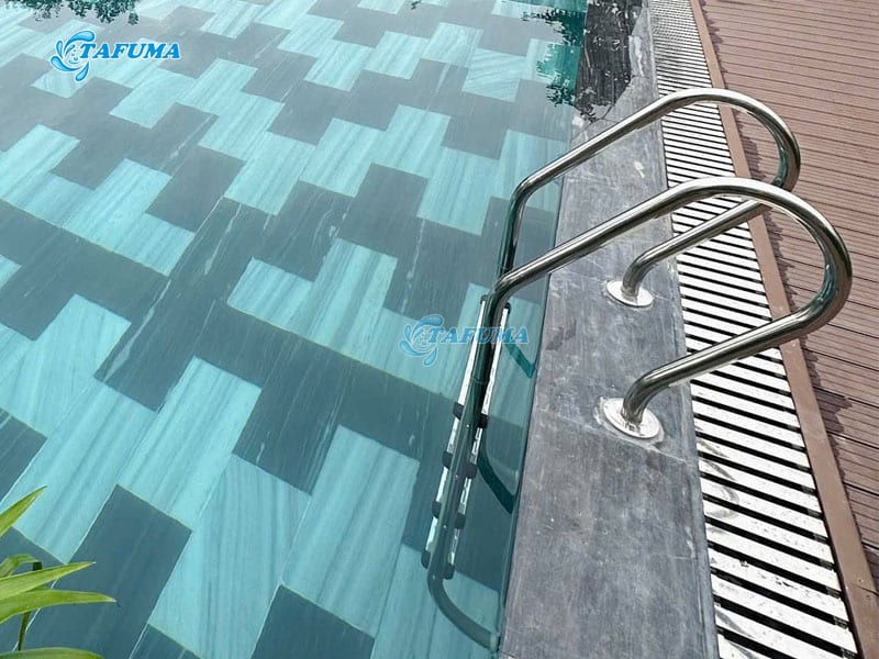 Chọn thang phù hợp với bể bơi