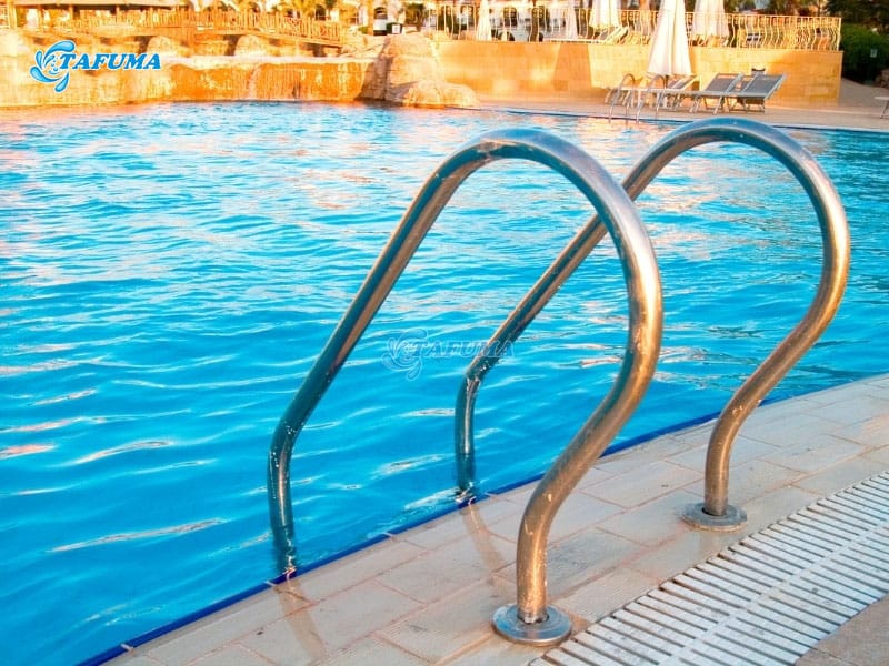 Chọn thang bể bơi đảm bảo các yếu tố an toàn