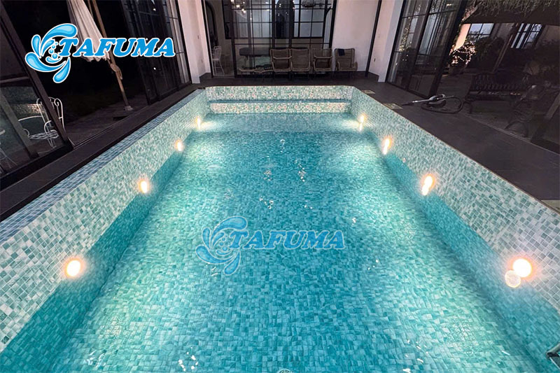 Đèn hồ bơi giúp chiếu sáng đảm bảo an toàn cho mọi người ở gần bể