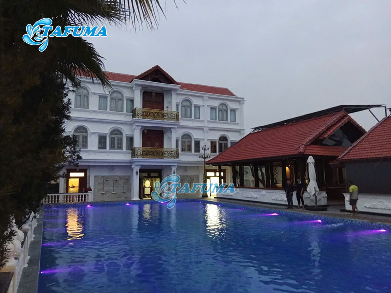 Tafuma lắp đèn hồ bơi cho khách hàng