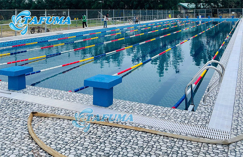 Thang bể bơi giúp người bơi lên xuống dễ dàng