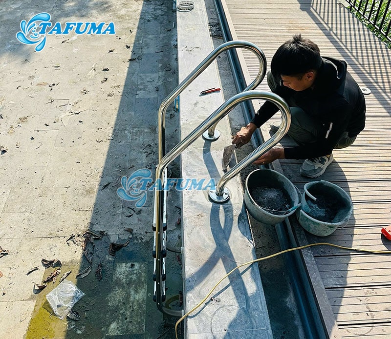 Lắp đặt thang bể bơi