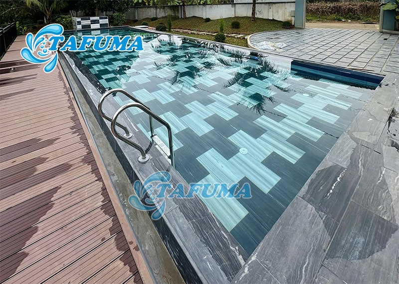 Thang bể bơi bị gỉ sét do môi trường bể bơi ngoài trời quá khắc nghiệt