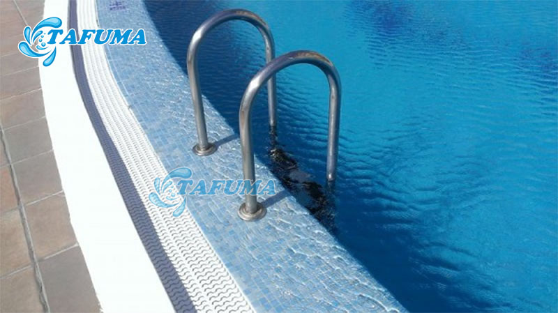 Do môi trường khiến thang bể bơi bị gỉ sét