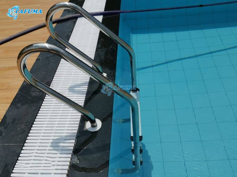 Thang có tay vịn chắc chắn đảm bảo an toàn lúc lên xuống