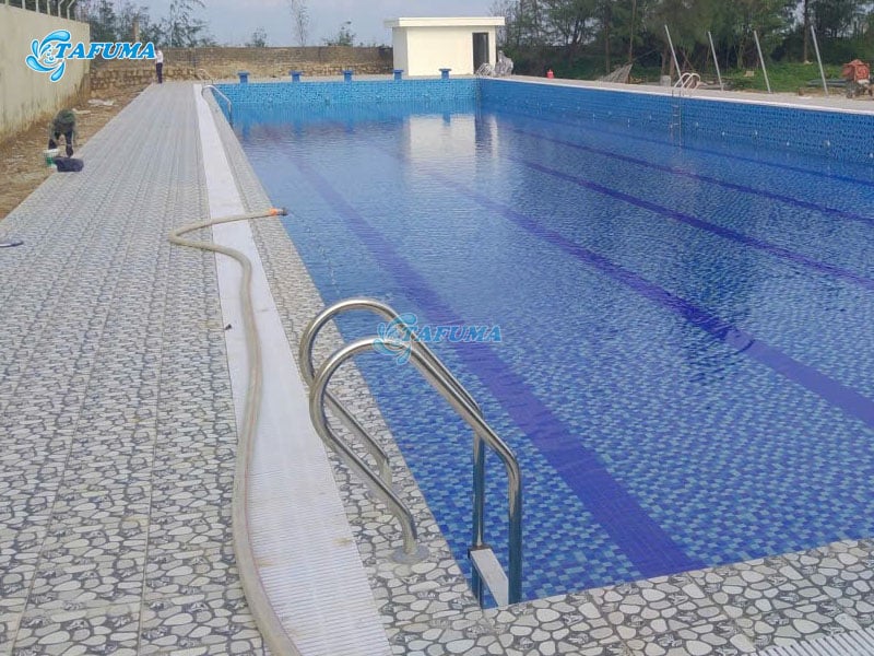 Thang bể bơi được Tafuma lắp đặt cho khách hàng