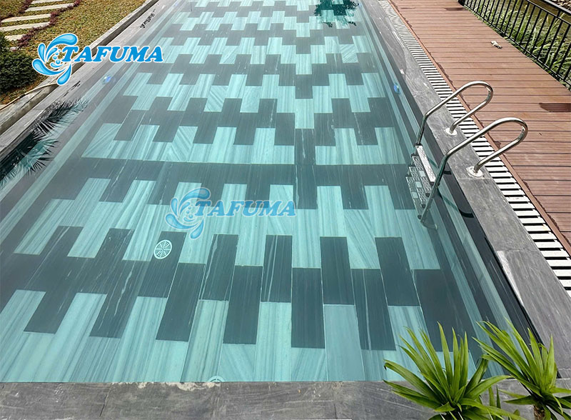 Thang bể bơi được sử dụng để hỗ trợ lên xuống